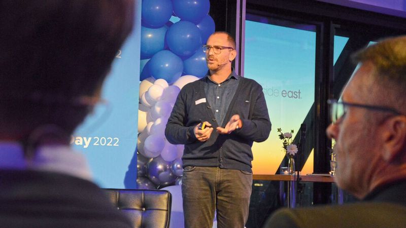 Erdem Zeren, verantwortlich für das Automobilgeschäft der Videoplattform Tiktok, zeigte Händlern Vermarktungsmöglichkeiten hinsichtlich einer jungen Klientel auf. (Bild: Achter – »kfz-betrieb«)