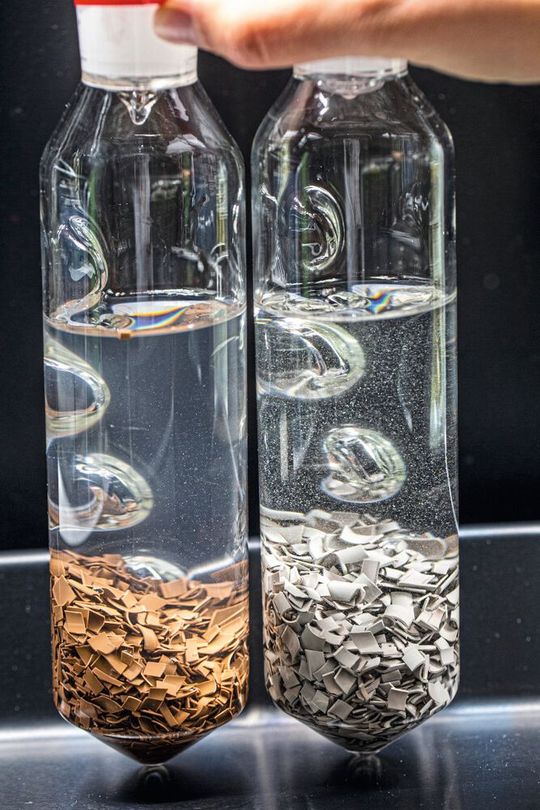Im Labor vergleichen die Forscher Kunststoff mit und ohne UV-Bestrahlung im Wasser.(Bild:  UFZ/Stefan Lips)