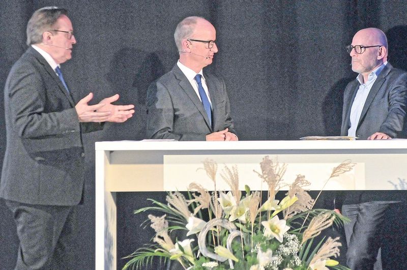 Diesel-Diskussion: (v. li.) Obermeister Thorsten Treiber, Geschäftsführer Christian Reher (beide Kfz-Innung Region Stuttgart) und Verkehrsminister Winfried Hermann. (Bild: Zietz/»kfz-betrieb«)