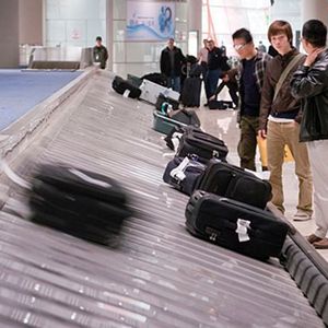 Wenn am Airport London-Heathrow eine Maschine landet und die Fluggäste aussteigen, geht im Untergrund die Arbeit so richtig los. Mehrere Stockwerke unter der Erde rasen Hunderte Koffer über kilometerlange Gepäckförderanlagen durch Tunnel in jene Terminals, von denen aus direkt weitergeflogen wird. (Bild:  Andreas Messner)