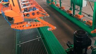 Systraplan erleichtert mit einem automatisch arbeitenden System jetzt auch die Entnahme von schweren Lkw-Laufstreifen aus dem Buchwagen. Das schont die Gesundheit der Mitarbeiter und erhöht die Qualität des Endproduktes. (Systraplan)