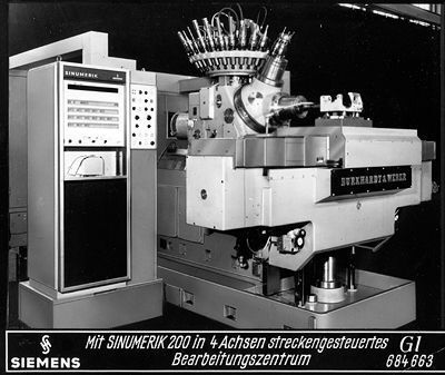 Vor 50 Jahren präsentierte Siemens mit Sinumerik die erste Bahnsteuerung für Werkzeugmaschinen auf Basis diskreter elektronischer Bauelemente. Kurz danach folgte mit den Sinumerik-Versionen 200 und 300 die Steuerung für Bearbeitungstechniken wie Drehen, Fräsen, Schleifen und Nibbeln. Auch die Steuerung elektrohydraulischer Antriebe wurde später möglich. Geprägt von stetigen Weiterentwicklungen in Soft- und Hardware wurden automatisierte Fertigungsprozesse immer produktiver und flexibler (Archiv: Vogel Business Media)