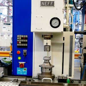 Anlässlich der Euroblech 2016 startete die Walter Neff GmbH Maschinenbau die Suche nach der ältesten, noch in Betrieb befindlichen Neff-Presse. Fündig wurde der Pressenhersteller im Mercedes-Werk Gaggenau. Hier ist eine hydraulische Einständer-Presse 6S40 aus dem Jahre 1955 noch in Betrieb.