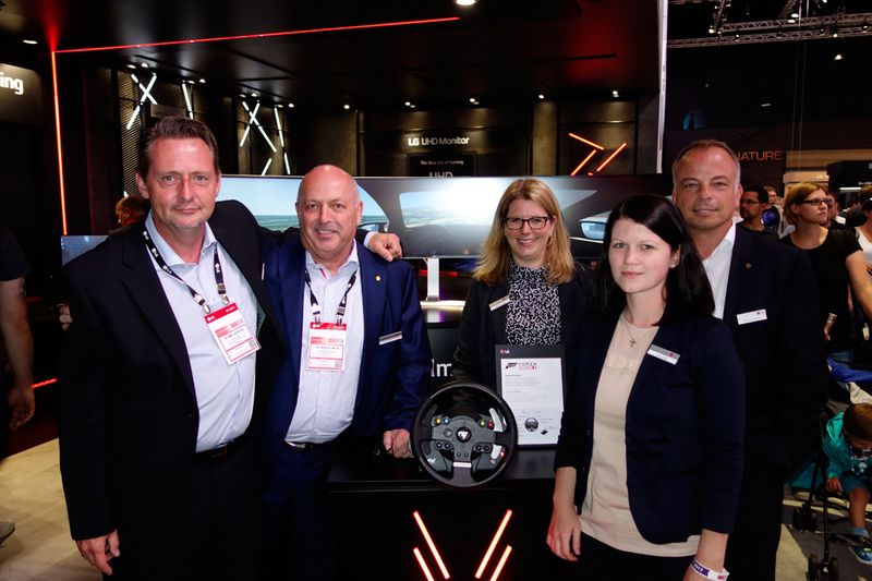 Wer darf wohl jetzt ans LG-Steuer? (v. l.) Frank Sander, Heinz-Dieter Speidel, Tanja Ludwig, Ines Ortel und Marcus Schröer, LG. (Bild: IT-BUSINESS)