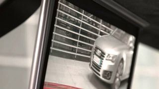 Ein 7,7 Zoll großer Bildschirm liefert die Sicht nach hinten. (Audi)