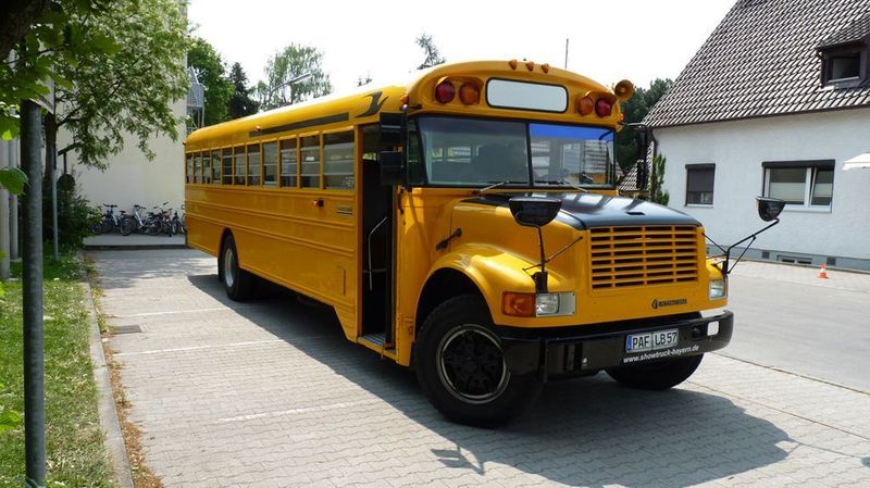 Ein echter Schulbus brachte die Besucher im Fünf-Minuten-Takt zur Besichtigung des Grundschul-Projekts in Poing und wieder zurück zur Messe. (Archiv: Vogel Business Media)