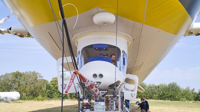 Mit hochpräzisen Messinstrumenten ausgestatteter Zeppelin NT mit dem Wissenschaftler*innen des Forschungszentrums Jülich und der Universität zu Köln Luftmessungen über Nordrhein-Westfalen durchführen. (Bild:  Mathias Martin | Universität zu Köln)