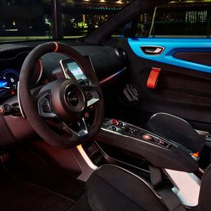 Der A110 R ist ein Fahrzeug für Track-Aficionados, was sich auch im Innenraum zeigt.(Bild:  Alpine)