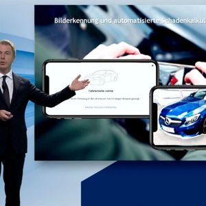 DAT-Geschäftsführer Helmut Eifert stellte im „Fernsehstudio“ in Ostfildern dem online hinzugeschalteten Verwaltungsrat die Strategie zur Nutzung von Bilderkennung in Kombination mit künstlicher Intelligenz bei der Erstellung von Reparaturkostenkalkulationen vor.(Bild:  DAT)