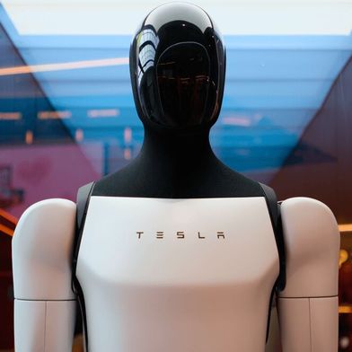 Wenn es nach Elon Musk geht, dann wird man dem humanoiden Tesla-Roboter Optimus ab spätestens Ende 2027 überall begegnen können, denn ab da soll der breite Verkauf angeleiert werden ... (Bild: Tesla)