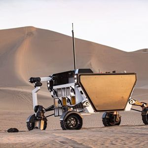 Der FLEx-Rover mit ausgefahrenem Roboterarm.(Bild:  Astrolab)