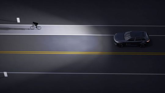 Die SSL | HD-Technik von Hella bietet mir ihren mehr als 30.000 einzeln ansteuerbaren Pixeln die Möglichkeit, Schutzzonen für Fahrradfahrer oder Fußgänger zu projizieren. Die SSL | HD-Technik von Hella bietet mir ihren mehr als 30.000 einzeln ansteuerbaren Pixeln die Möglichkeit, Schutzzonen für Fahrradfahrer oder Fußgänger zu projizieren.