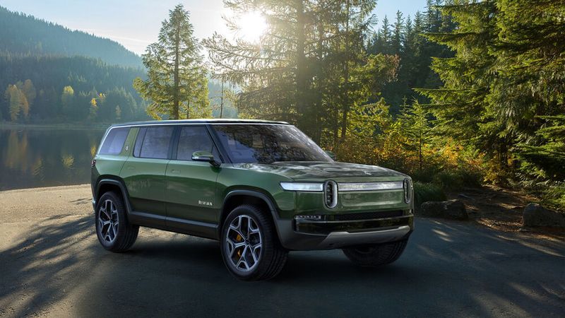 Wie es sich für die USA gehört: Mit einem SUV... (Bild: Rivian)