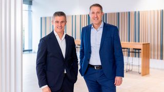 Michael Guschlbauer (l.) verantwortet als COO das Geschäft in Deutschland und Österreich sowie alle Spezialisten der Bechtle Gruppe. Konstantin Ebert ist in der Rolle des COO für alle weiteren Ländermärkte verantwortlich, in denen Bechtle mit eigenen Gesellschaften aktiv ist.  (Bild: Bechtle)