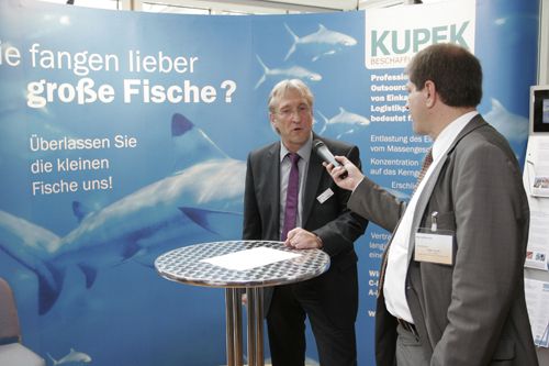 Wie die Coburger Kupek Beschaffung & Logistik GmbH im Rahmen von Outsourcing definierte Einkaufs- und Logistikdienstleistungen übernimmt, erläutert Geschäftsführer Rolf Kupek. (Archiv: Vogel Business Media)