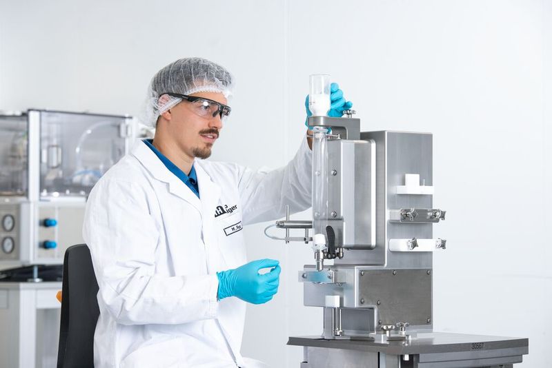 Genaue Handhabung mit minimalem Pulververlust zeichnet das Microvibe-Dosiersystem aus.  (Bild: Harro Höfliger)