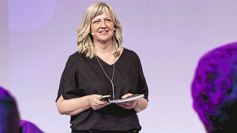 Martina Staud von der Stiglmayr-Gruppe erläuterte, wie das Unternehmen als starke Händlermarke Kunden und Mitarbeiter bindet. (Bild: Stefan Bausewein)