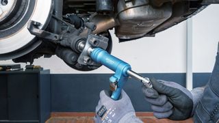 Dank pneumatischer Unterstützung soll das Zurücksetzen des Kolbens leicht von der Hand gehen. (Bild: Hazet)