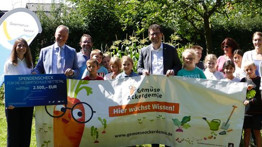 Ebenfalls 2.500 Euro gingen vom Autohaus Timmermanns an das Projekt „Gemüse Ackerdemie“ der Gesamtschule Nettetal.(Bild:  Autohaus Timmermanns)