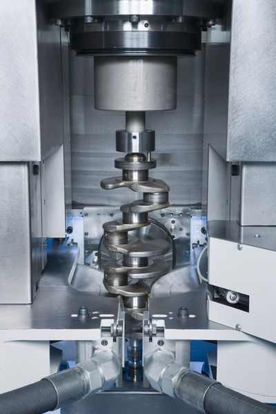 Synchro-Stützschleifen von PKW-Kurbelwellen sorgt für kürzere Schleifzeiten und bessere Qualität – ide-al für labile Bauteile. (Bild: Emag, Salach)