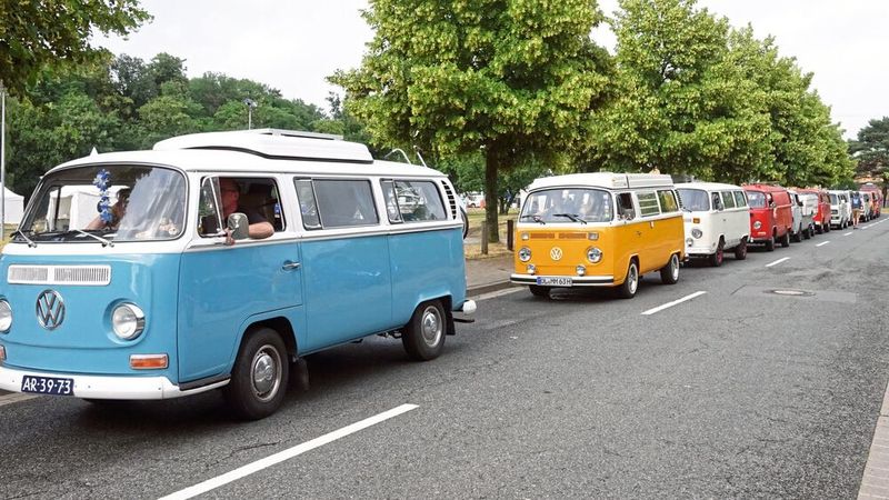 6.000 Fahrzeuge nahmen am großen VW-Bus-Festival teil. 1.500 nutzten den „Früh-Check-In“ am Freitagnachmittag – bis nach dem Mittag hatte es in Hannover noch reichlich geregnet. (Bild: Dominsky – VCG)