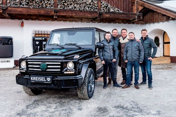 Schwarzenegger mit dem Kreisel-Team (Kreisel Electric, Martin Pröll)