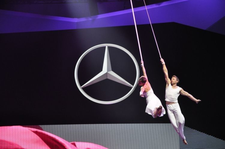 So viel Zeit muss sein: Artisten und Künstler untermalten die Produktvorstellung. (Foto: Richter)