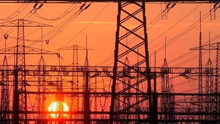 Die Stromversorgung soll möglichst nachhaltig und grün sein. Doch das Angebot ist vom Wetter abhängig. Gleichzeitig steigt der Stromhunger. Und was passiert, wenn bis 2030 die bisher als Stabilisierungssysteme nötigen Kohlekraftwerke vom Netz gehen? Keine Angst, es gibt was ... (Bild: Enerchamp)