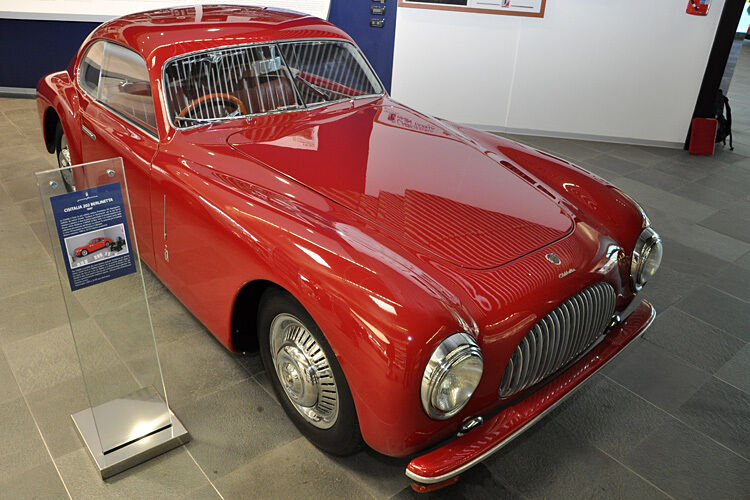 Die Pininfarina Cisitalia 202 Berlinetta aus dem Jahr 1947 ist für deren Designer Arthur Drexler eine rollende Skulptur. Das Fahrzeug ist das erste, das als Dauerexponat im Museum of Modern Art in New York ausgestellt wurde. die Karosserie des Autos besteht vollständig aus Aluminium. (Thomas Günnel)