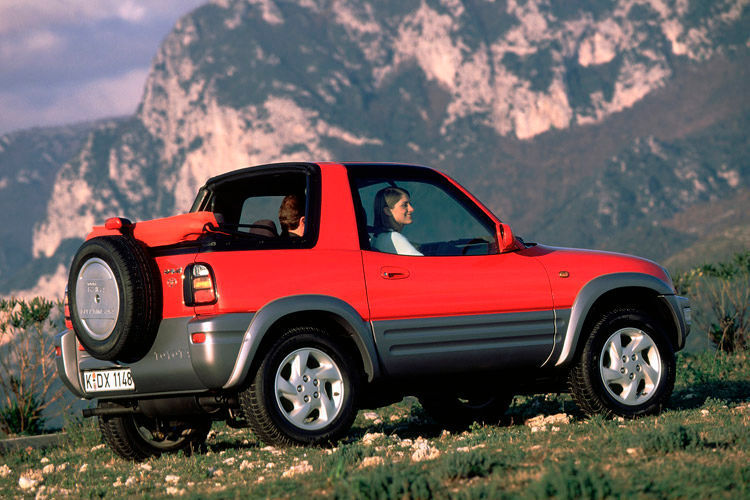 Als eines der weltweit ersten Kompakt-SUV wurde 1994 der Toyota RAV4 eingeführt. (Foto: Toyota)