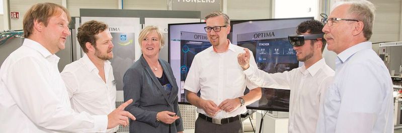 Virtual und Mixed Reality begeisterten die Roundtable-Teilnehmer beim Verpackungsmaschinenhersteller Optima. Erste Anwendungen gibt es – und die AR/VR/MR-Zukunft sieht vielversprechend aus.(Bild:  Jürgen Weller Fotografie)