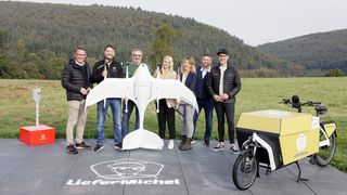 Wingcopter-Drohnen liefern erstmalig in Deutschland Güter des täglichen Bedarfs, die Feinverteilungen geschieht dann mit E-Lastenrädern aus dem Hause Riese + Müller. (Bild: Wingcopter)