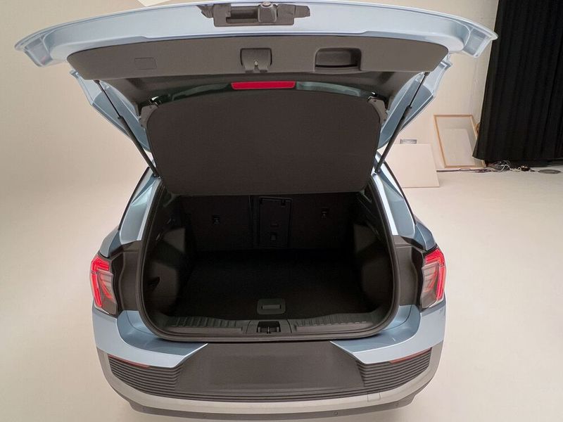 Für Gepäck bietet der Kofferraum 450 Liter Stauraum. Daraus werden 1.400 Liter, wenn die geteilte Rückbank umgeklappt ist. Weiteren Stauraum unter der Fronthaube gibt es nicht. Doch haben die Ford-Ingenieure das Pannenset in der Front untergebracht, so dass im Kofferraum mehr Stauraum zur Verfügung steht. (Bild: Dirk Kunde)