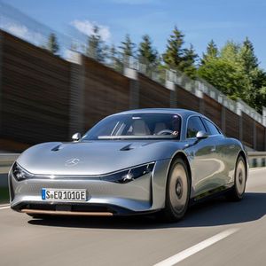 So sieht bei Mercedes die Elektromobilität der nicht mal so fernen Zukunft aus: Der Vision EQXX bringt einiges mit, was die Ingenieure vielleicht bald in Serienfahrzeugen unterbringen können.(Bild:  Mercedes-Benz)