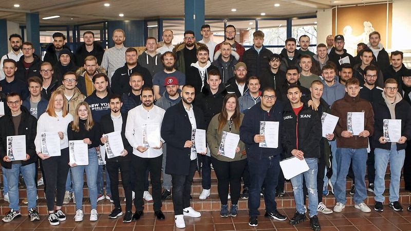 Die Kfz-Innung Minden-Lübbecke konnte wieder deutlich mehr Fachkräfte nach der Freisprechung für sich gewinnen. 55 neue Gesellen (und damit 19 mehr als ein Jahr zuvor) erhielten aus den Händen von Achim Baasner, Vorsitzender des Prüfungsausschusses, sowie von Obermeister Marco Oberländer ihre Gesellenbriefe. (Bild: Christian Weber)