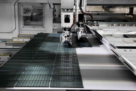 Die Produktion von PV-Modulen muss heute die Nachhaltigkeit der Materialien ebenso gewährleisten wie die Robustheit der Prozesse und die langfristige Leistung unter Betriebsbedingungen.(Bild:  Aiko)