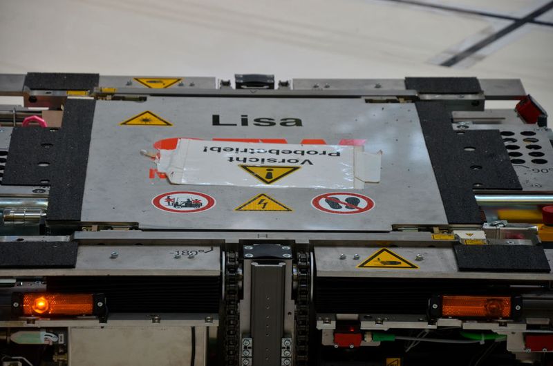 Namen helfen bei der Identifizierung auch von Maschinen, gerade, wenn sie autonom durch den Betrieb fahren, wie dieses Transportmodul Lisa.  (Bild: Jablonski)