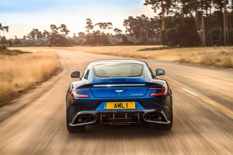 Er bietet ein paar Extra-PS sowie ein schärferes Setup als der reguläre Vanquish. (Aston Martin)