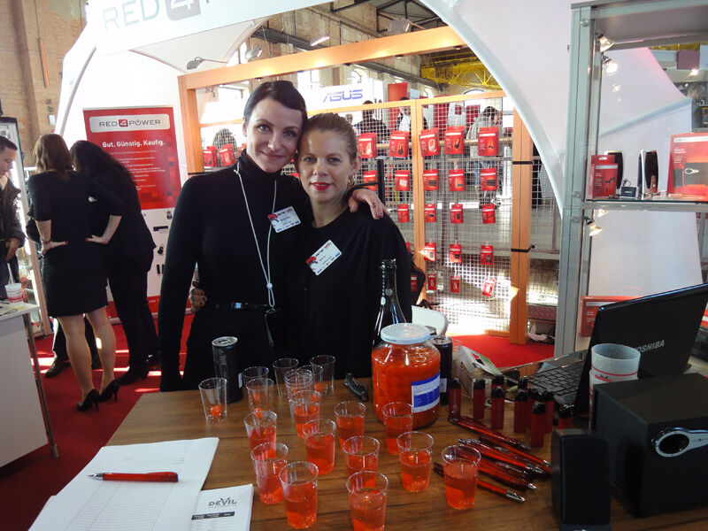 Mareike Gordian (l.) und Anne Lux, Red4Power, verteilen einen Zaubertrank an die Gäste. (Archiv: Vogel Business Media)