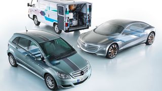 30 Jahre Brennstoffzelle bei Daimler! Im Necar füllte die Technologie noch den ganzen Nutzraum. Im Vordergrud, bei der B-Klasse F-Cell und dem Forschungsboliden F125, sieht das schon anders aus... (Daimler AG)