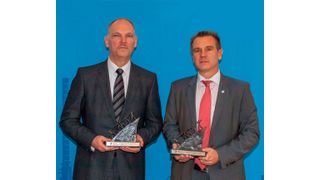 Dr. Willi Frantz, Geschäftsführer Total Raffinerie Mitteldeutschland, und Hermann Holme, Geschäftsführer der Bilfinger Maintenance, bei der Vertragsunterzeichnung. Das Gastgeschenk symbolisiert die Zusammenarbeit als gemeinsamen Aufstieg auf einen Berg. (Bild: Total Raffinerie Mitteldeutschland)
