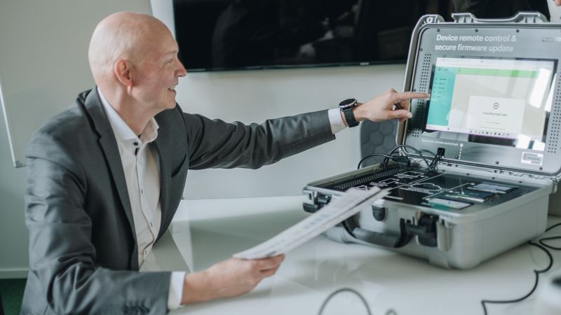 Cyber Resilience Act im Visier: Der Demonstrationsaufbau von Proekspert umfasst eine sichere Fernverwaltung und Firmware-Updates für Geräte –  entwickelt auf Basis von Projekterfahrungen mit  dem deutschen Hersteller Stiebel Eltron. (Bild:  Proekspert)