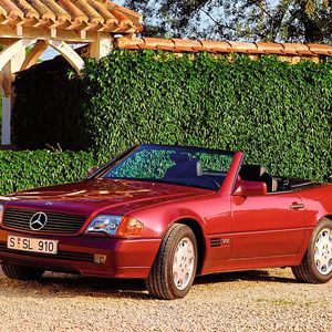 1989 brachte Mercedes-Benz mit der Baureihe R129 den Nachfolger des Evergreens R107 auf den Markt. Drei Jahre später gab es den „SL“ auch mit prestigeträchtigem 12-Zylindermotor zu kaufen. Er leistete knapp 400 PS und kostete ohne Extras bereits deutlich über 200.000 DM – 217.740 DM, um genau zu sein.(Bild:  Mercedes-Benz AG)