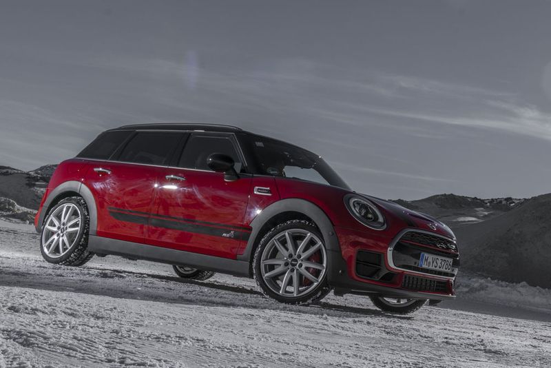 Unter der Motorhaube des stärksten Mini-Kombis schlägt das zwei Liter große JCW-Herz mit Aufladung und vier Zylindern. (Mini)