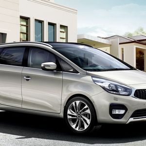 Kia hat den Carens optisch dezent geliftet.