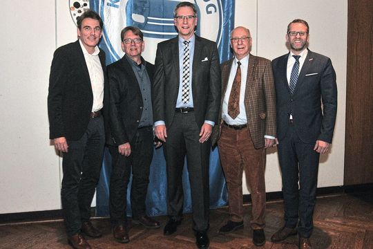 Führungsteam der Kfz-Innung Niederrhein: (v.li.) Andrè Lackermann, Georg Thissen (beide stellv. Obermeister) René Gravendyk (Obermeister), Ulrich Lauff (stellv. Obermeister) und Holger Benninghoff (Geschäftsführer).(Bild:  Zietz/»kfz-betrieb«)