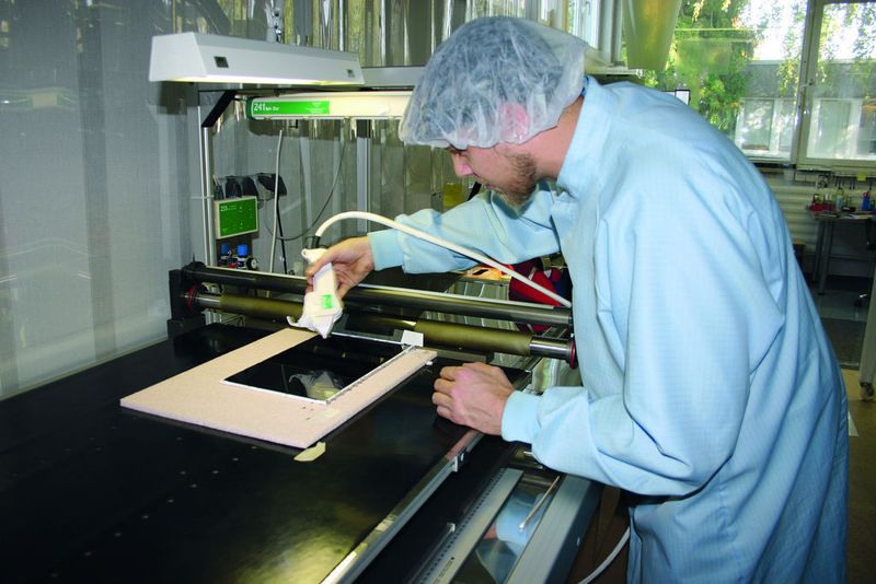 Damian Kreuzeder, Techniker bei TDComponents, führt vor, wie eine neue Folie auf das Display geklebt wird. (Archiv: Vogel Business Media)