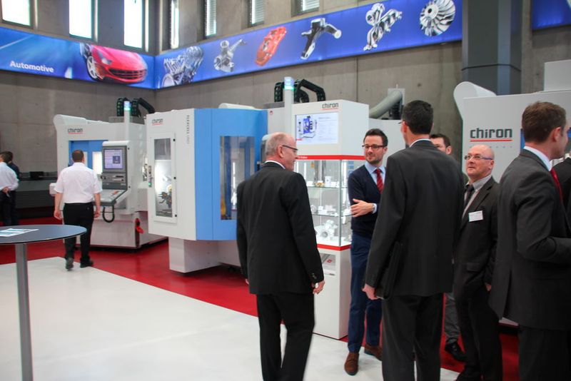 Chiron zeigte auf der Hausmesse Open House vom 9. bis 11. März zahlreiche innovative Technologien und Anwendungen für höchste Präzision und Dynamik. Erstmals präsentierten sich auf der Open House alle Mitglieder der Unternehmensgruppe: neben Chiron auch Stama, Scherer und CMS. (Bild: Sonnenberg)