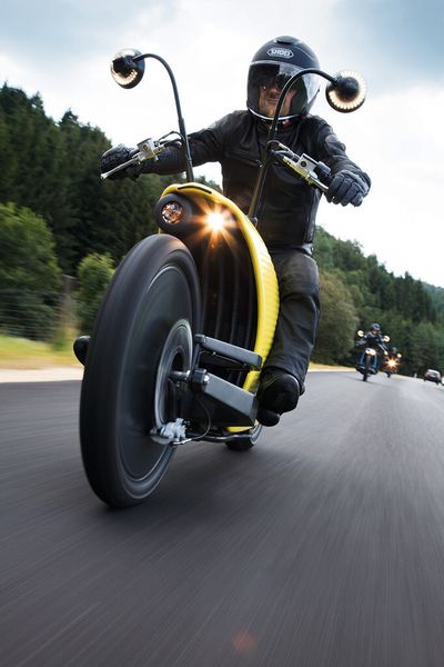 Lenkerbreite: 814 mm. da kommt Chopperfeeling auf. Die Ladedauer (80 Prozent) liegt zwischen 2 und 3,5 Stunden. (Foto: Johammer)