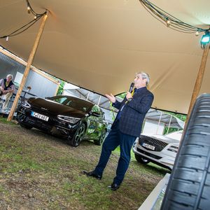 Konzern-Chefdesigner Luc Donckerwolke erklärt auf dem GCOTY (German Car of the Year)-Sommerfest die Proportionen des EV6.(Bild:  Stefan Anker)